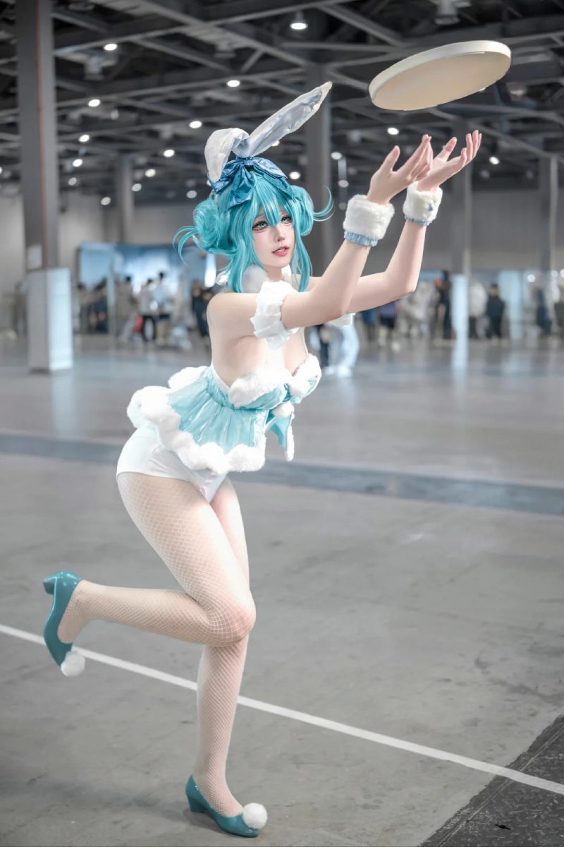 cosplay miku nakano mặc đồng phục