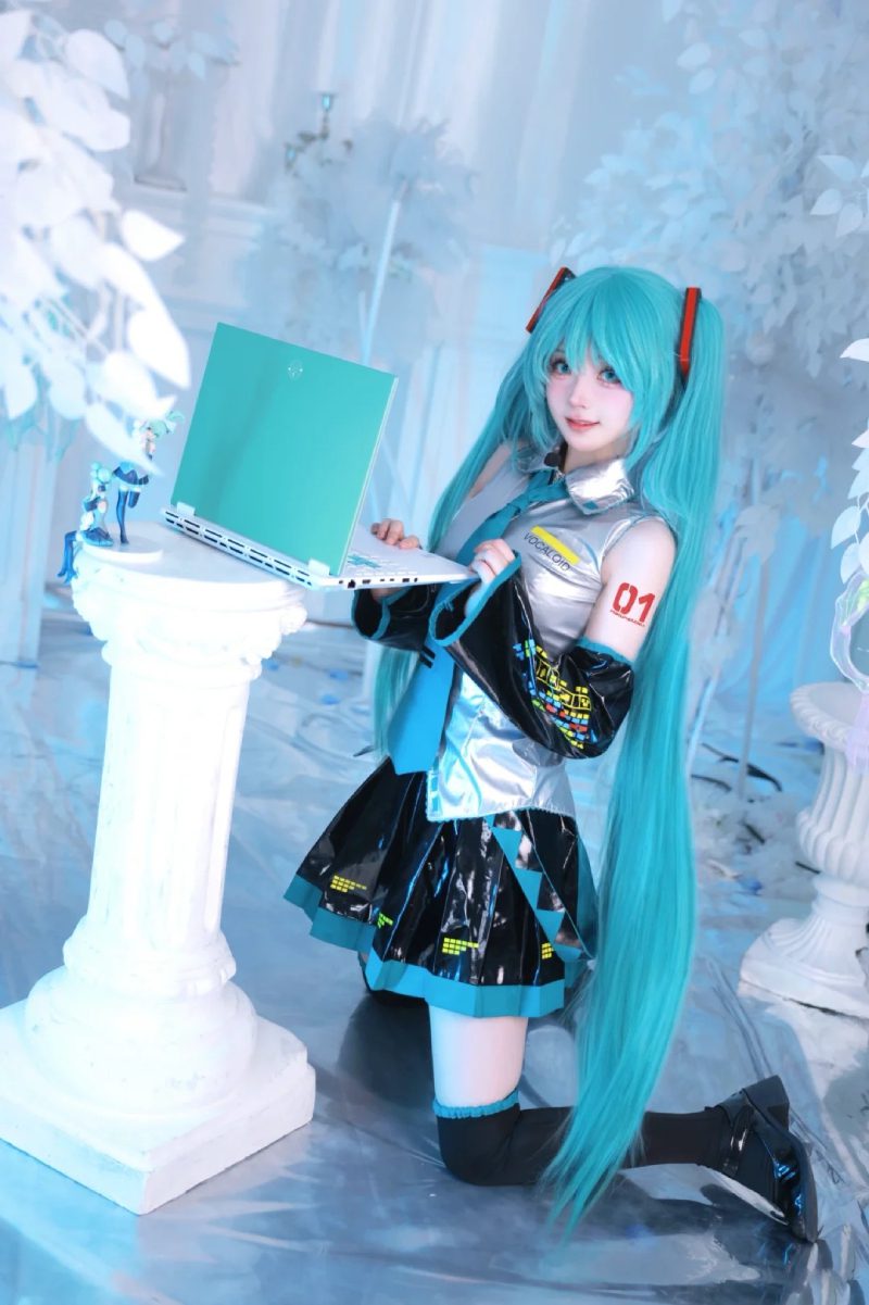 cosplay miku nakano tạo dáng đẹp