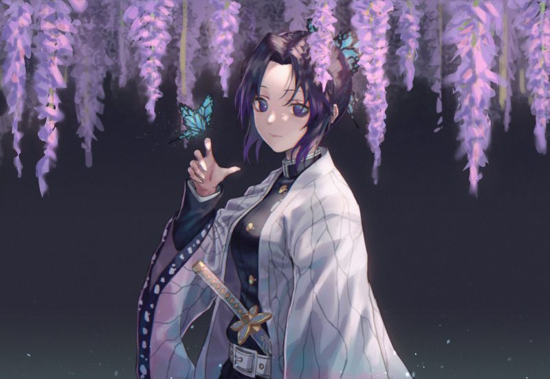 shinobu và con bướm trên tay