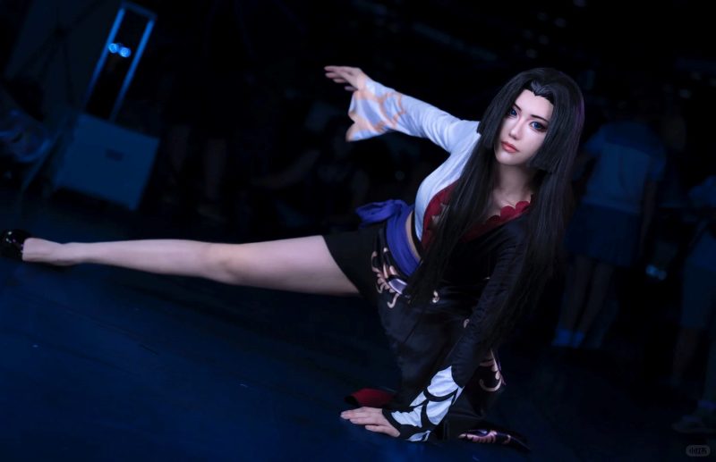 Cô nàng cosplay Boa Hancock khoe nhan sắc