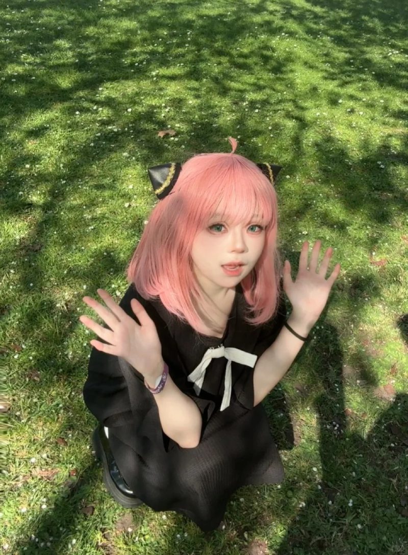 cosplay Anya với váy