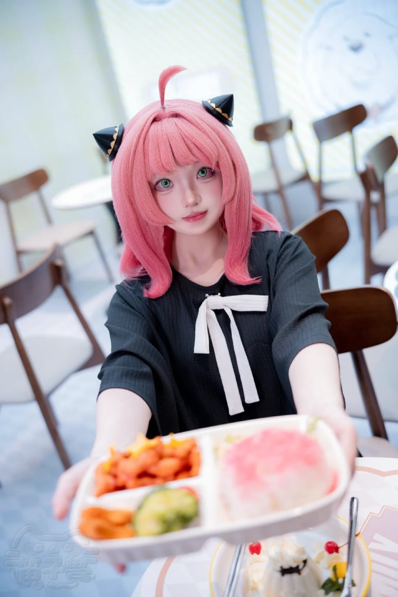 cosplay Anya với tóc hồng