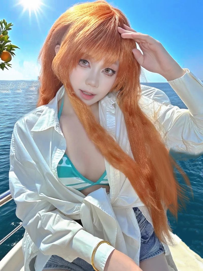cosplay Nami tạo dáng hành động