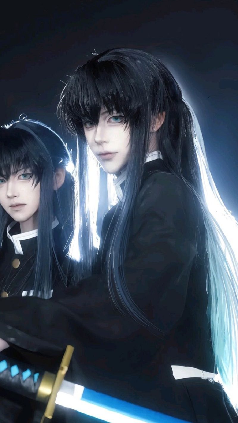 osplay muichiro với thanh kiếm