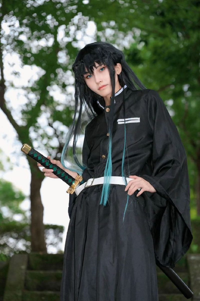 tạo dáng cosplay nhân vật muichiro