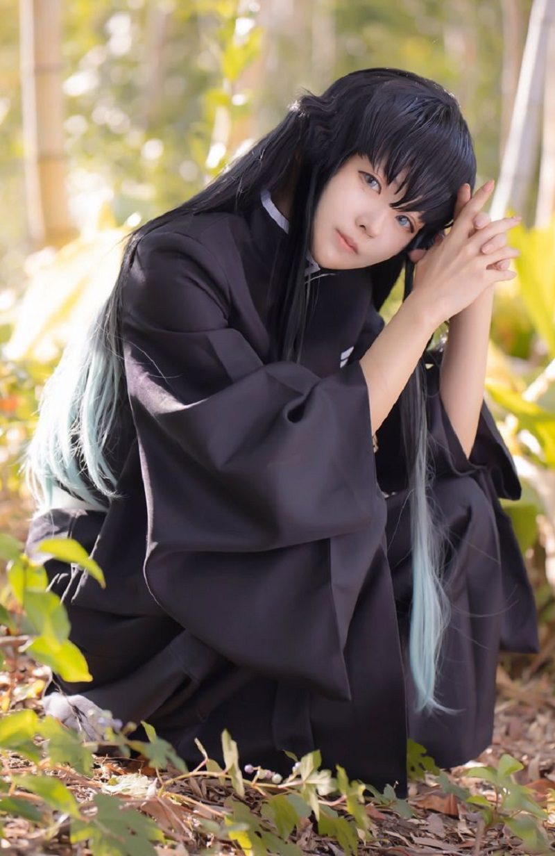 cosplay muichiro với thanh kiếm tạo dáng