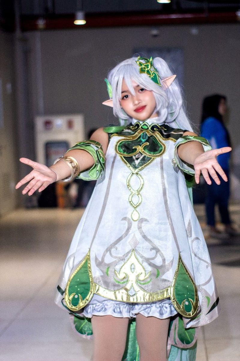 cosplay Nahida với trang phục đầy đủ