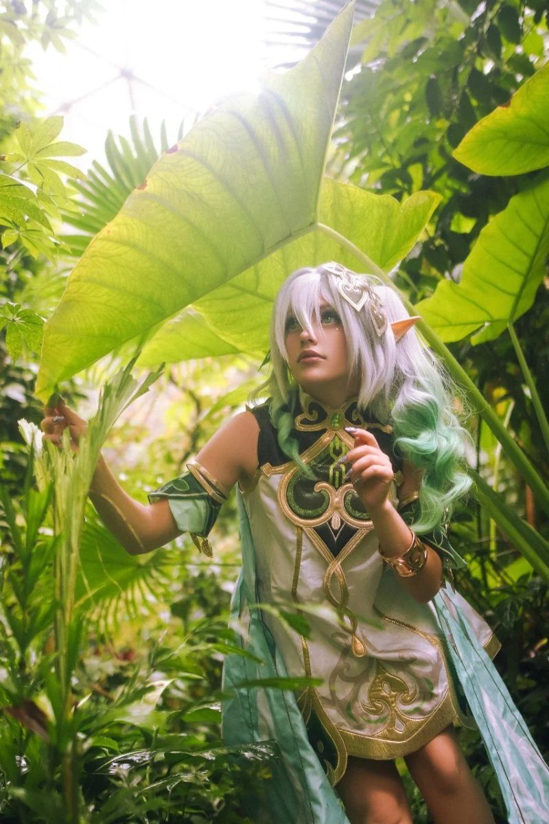 cosplay Nahida cầm phép thuật