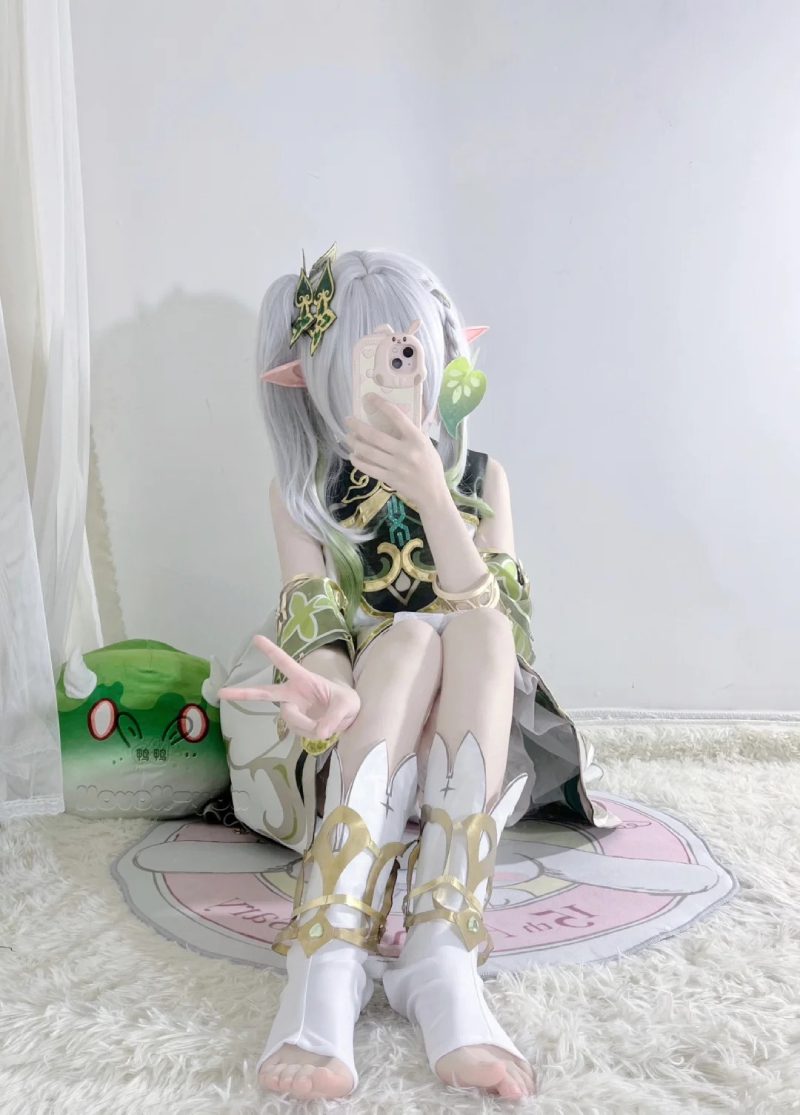 cosplay Nahida với biểu cảm dễ thương