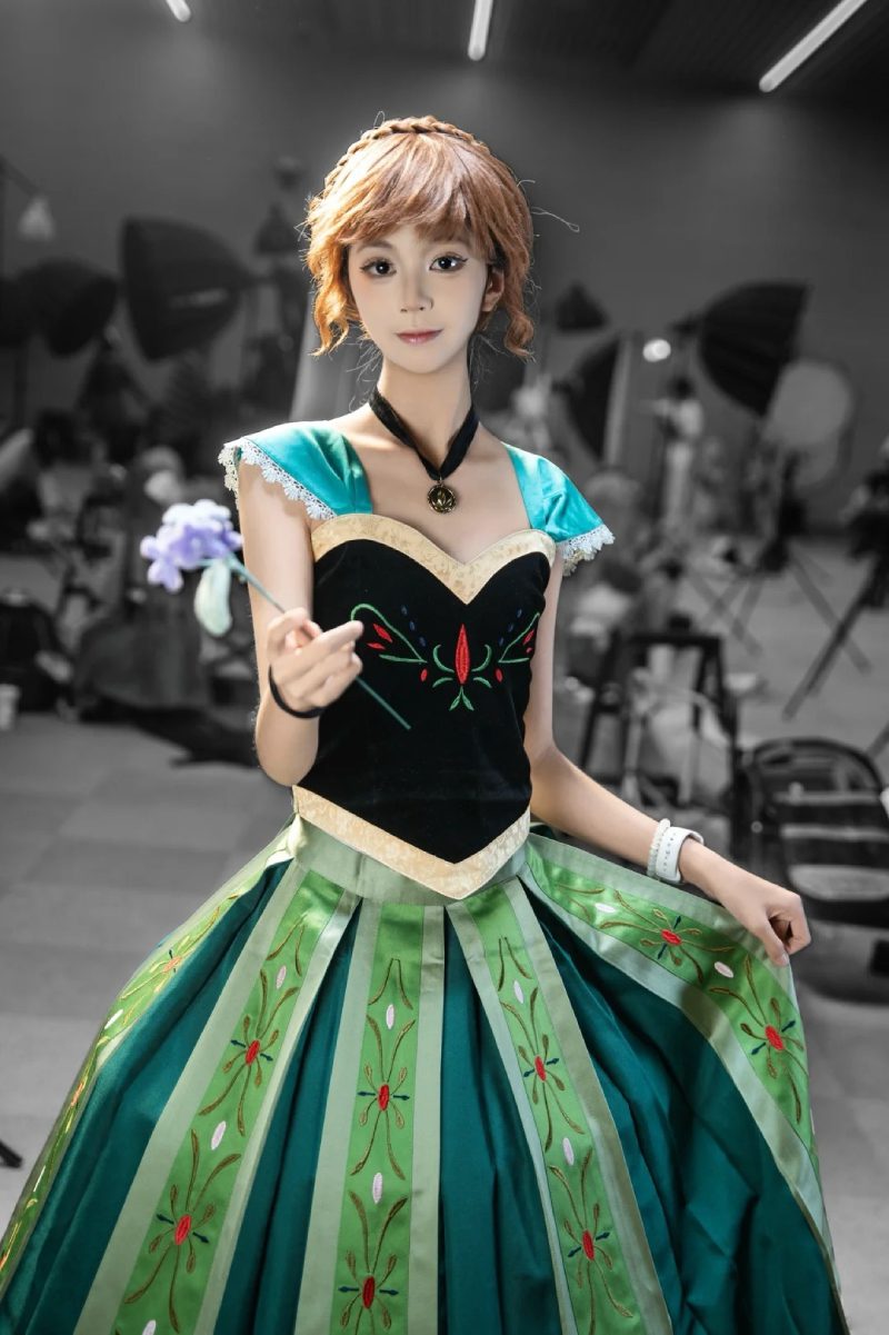 Bộ cosplay Elsa và Anna tuyệt đẹp