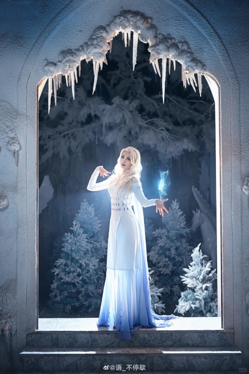 Cosplay Elsa và Anna với tạo hình hoàn hảo