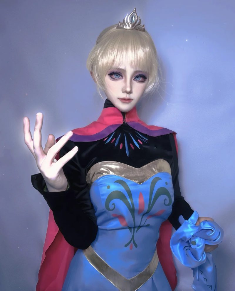 Hình cosplay Elsa Anna trong vương quốc tuyết
