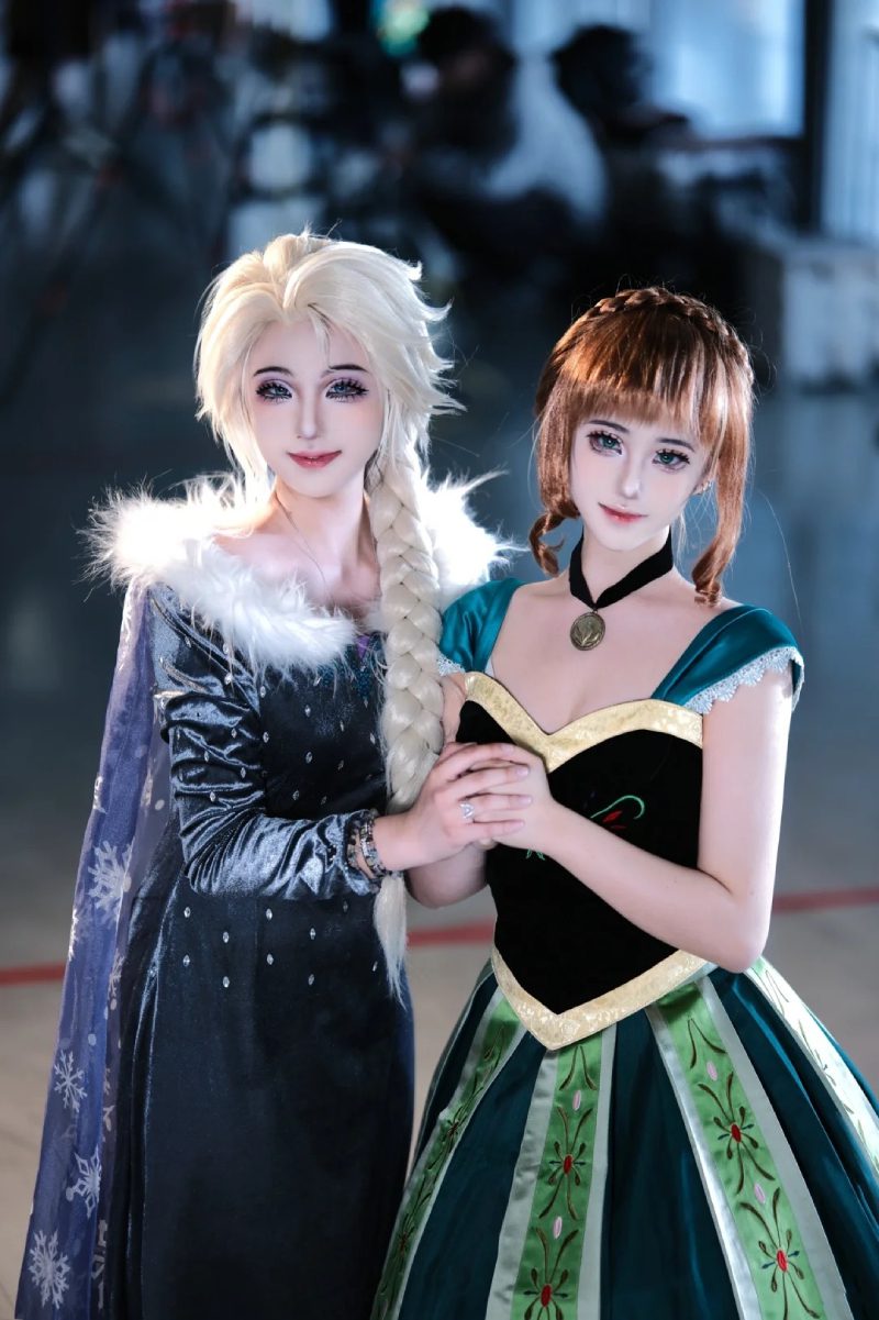 Elsa và Anna cosplay với phong cách tươi sáng