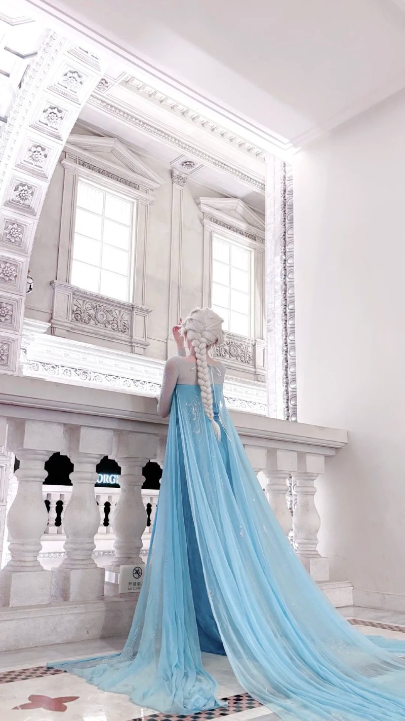 Tạo hình Elsa Anna cosplay siêu dễ thương