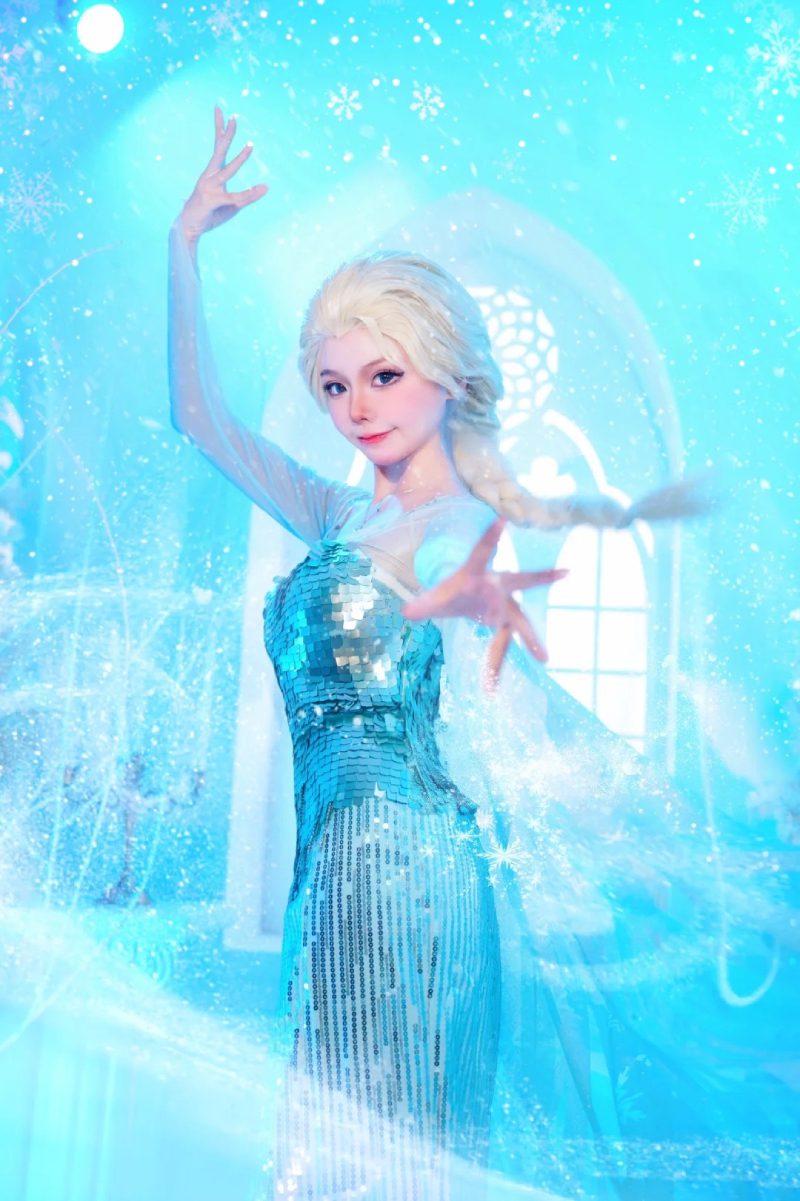 Elsa Anna cosplay trong trang phục băng giá