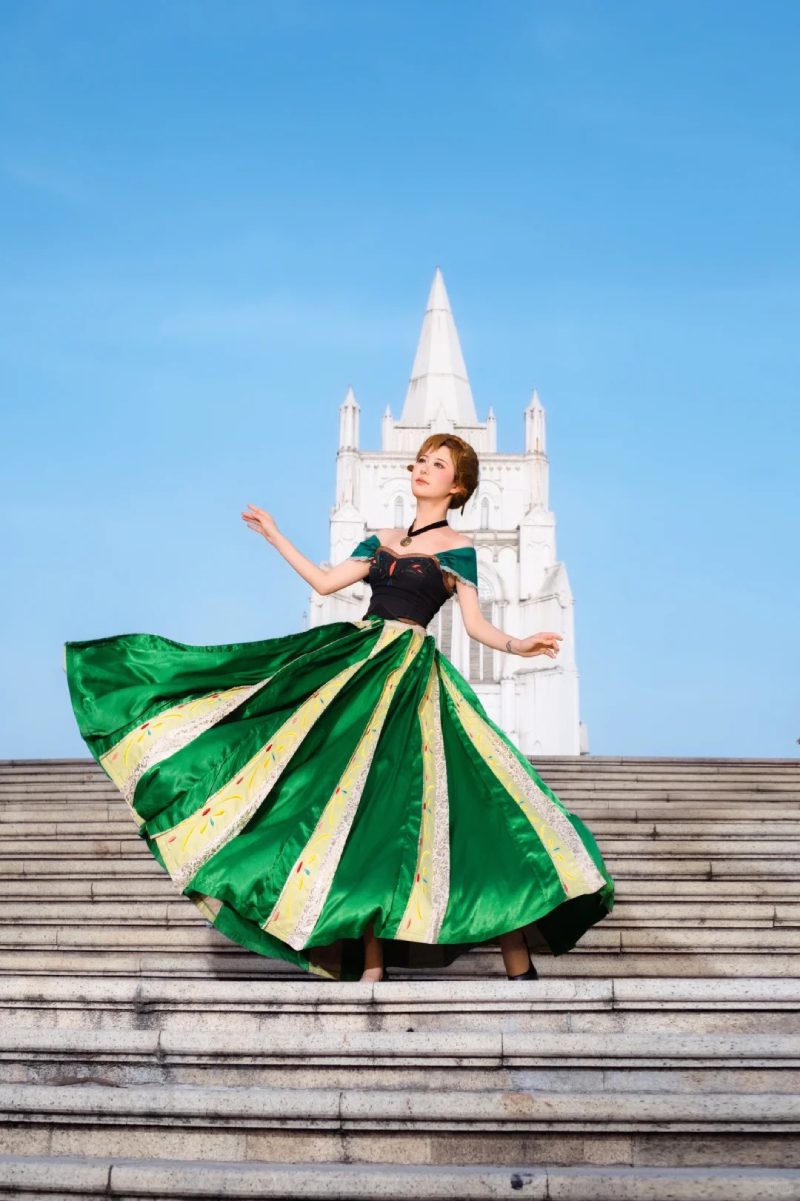 Cosplay Elsa và Anna cực đẹp