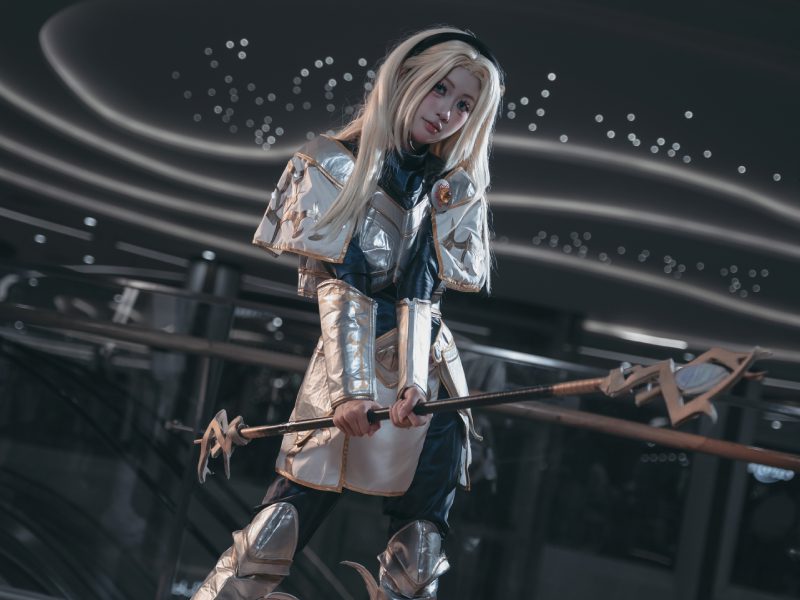 cosplayer anime nữ với tóc dài