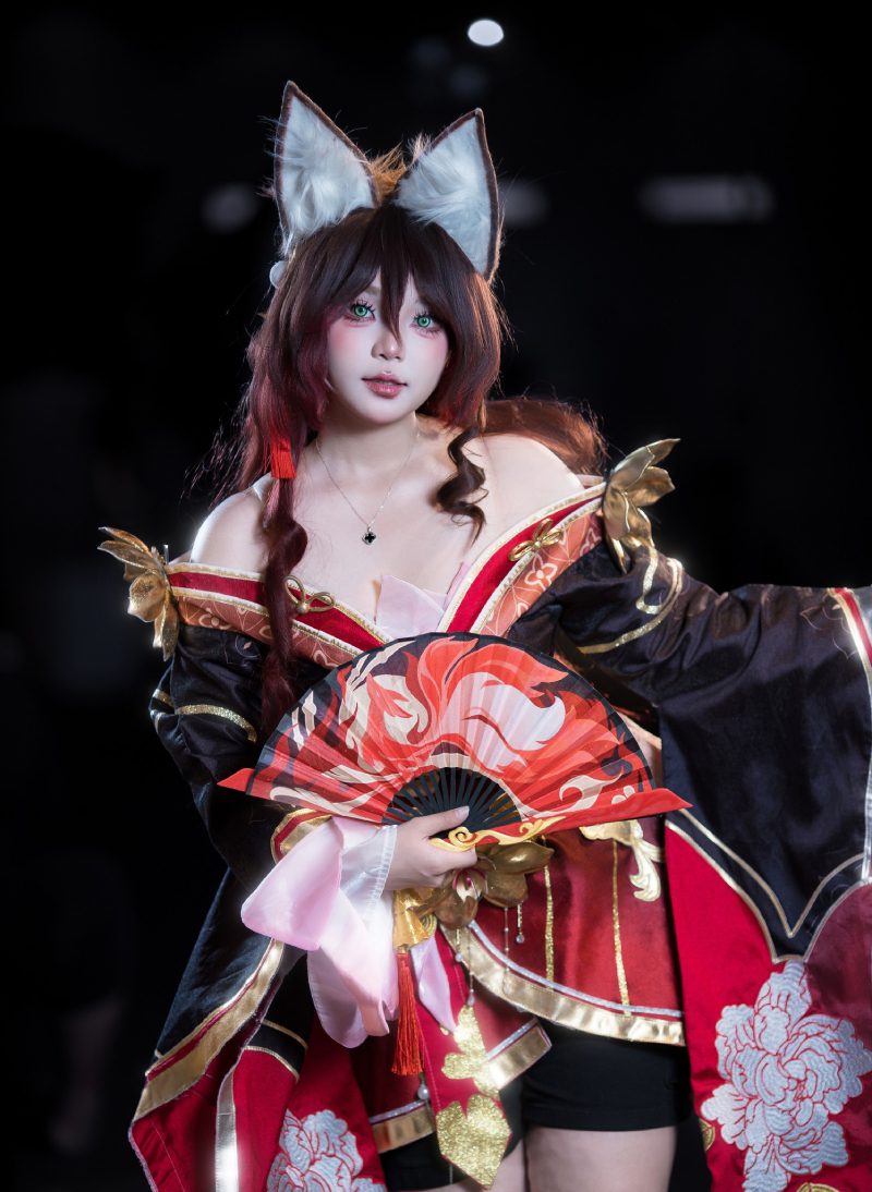 gái cosplay anime trong bộ váy