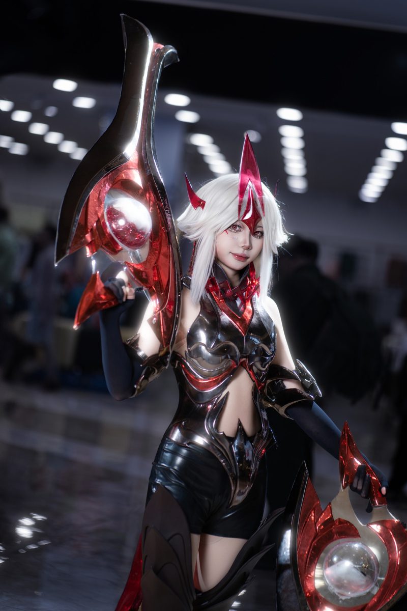 cosplay anime nữ cầm kiếm