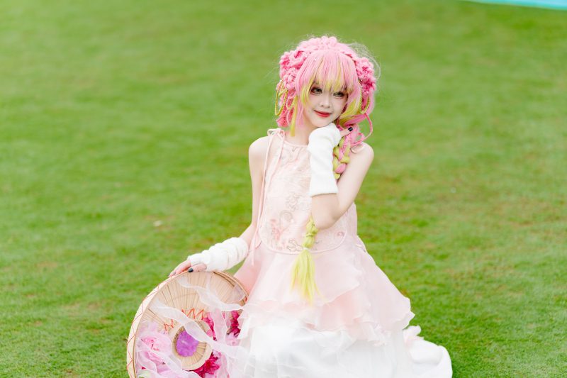 ảnh cosplay anime nữ với biểu cảm đáng yêu