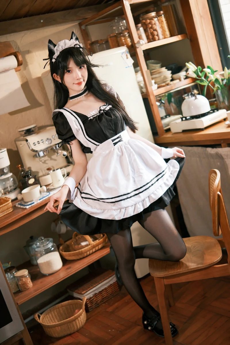 gái cosplay hầu gái