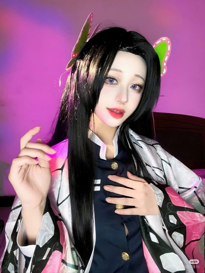 Shinobu cosplay với ánh tím huyền bí 