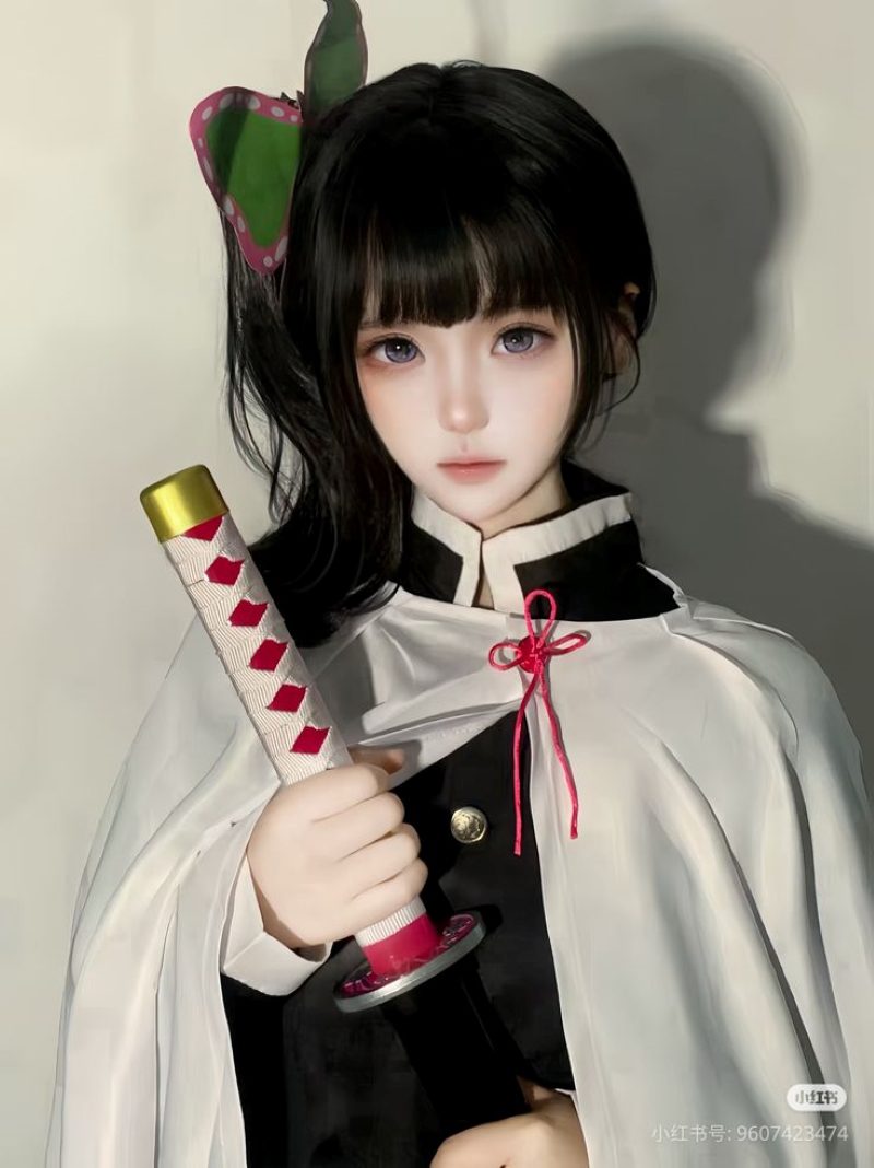 Shinobu cosplay tóc tím nổi bật 