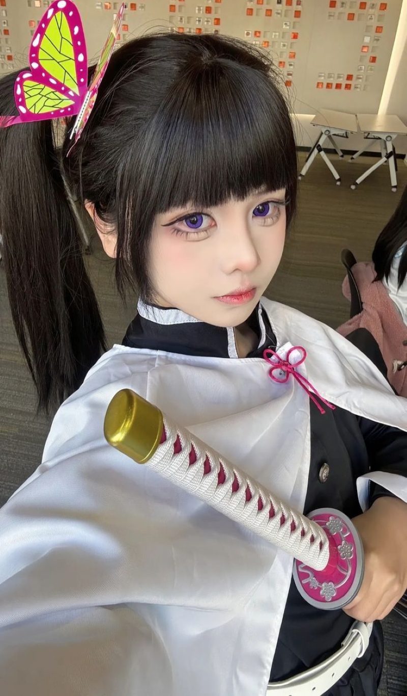 Shinobu cosplay ánh mắt sắc sảo