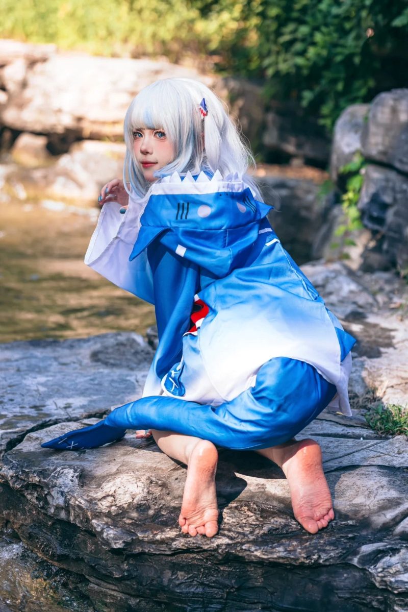 Bộ ảnh Gawr Gura cosplay của Yaoyaoqwq 