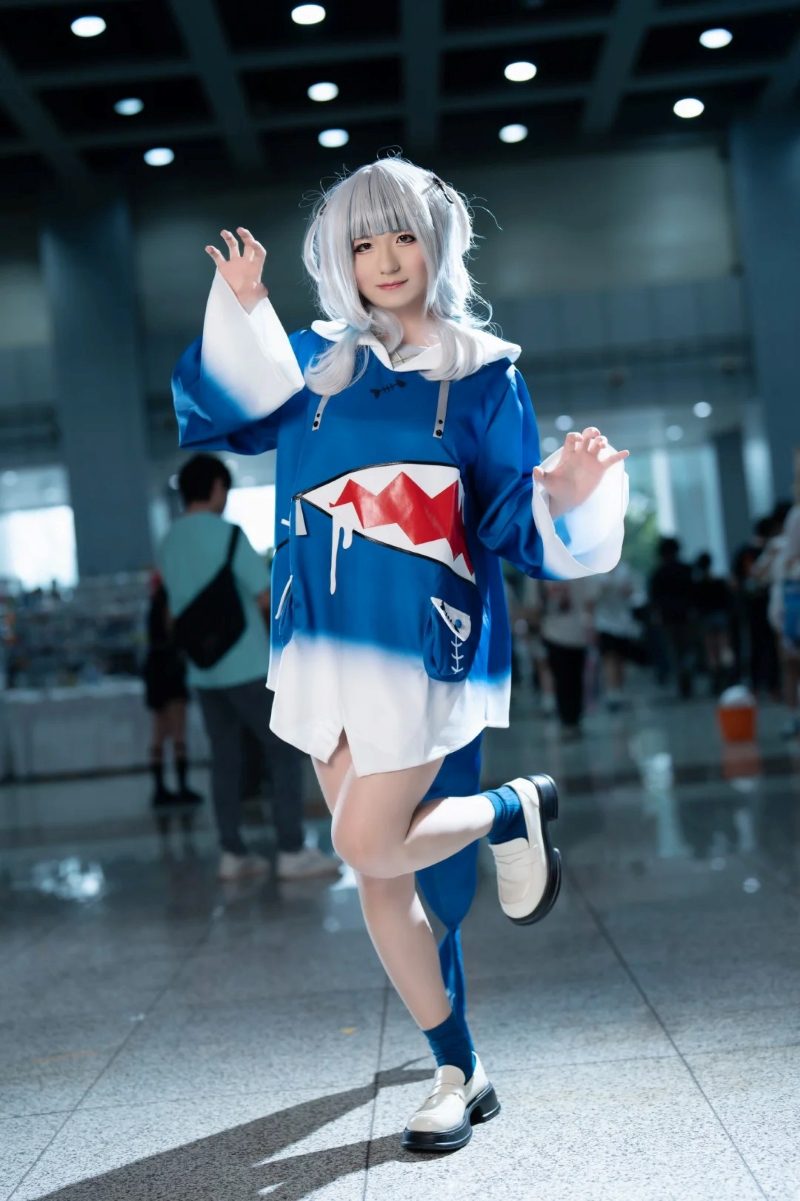 Ảnh Gawr Gura cosplay cực cool của Yaoyaoqwq 