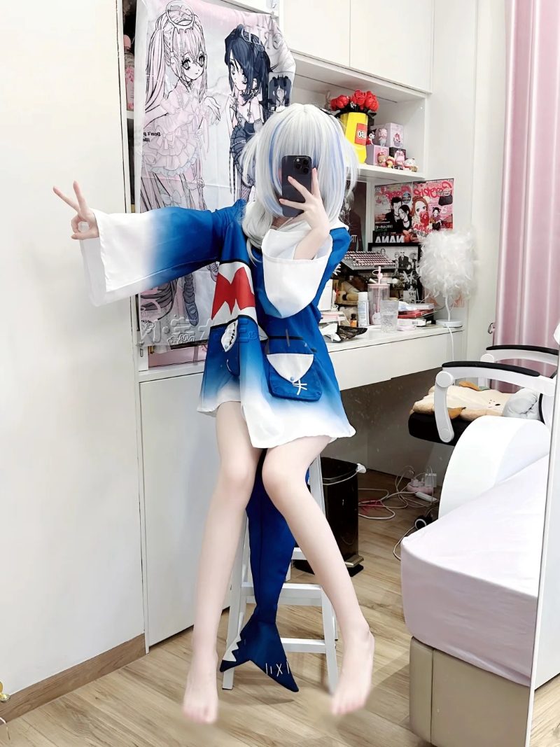 Yaoyaoqwq cosplay Gawr Gura với biểu cảm dễ thương 
