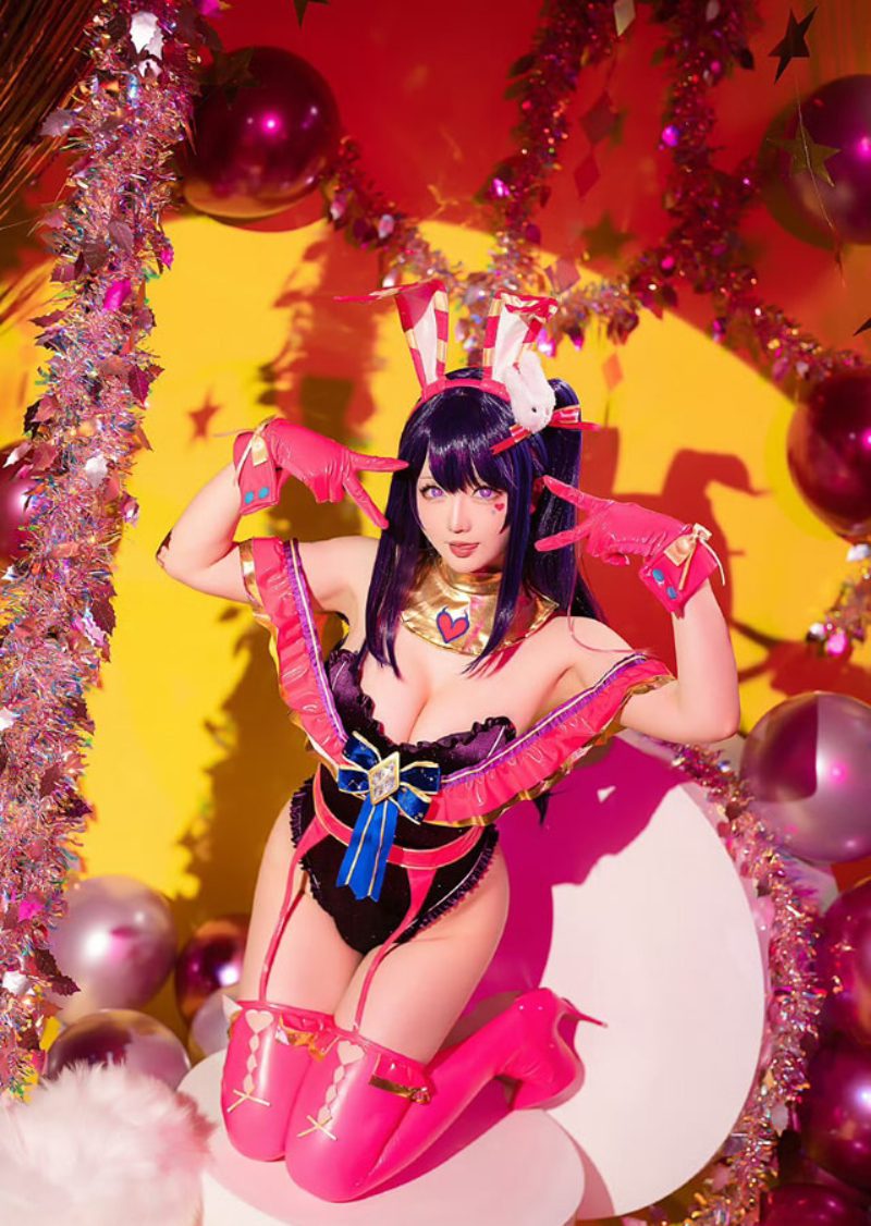 cosplay Ai Hoshino diện váy đỏ đặc trưng
