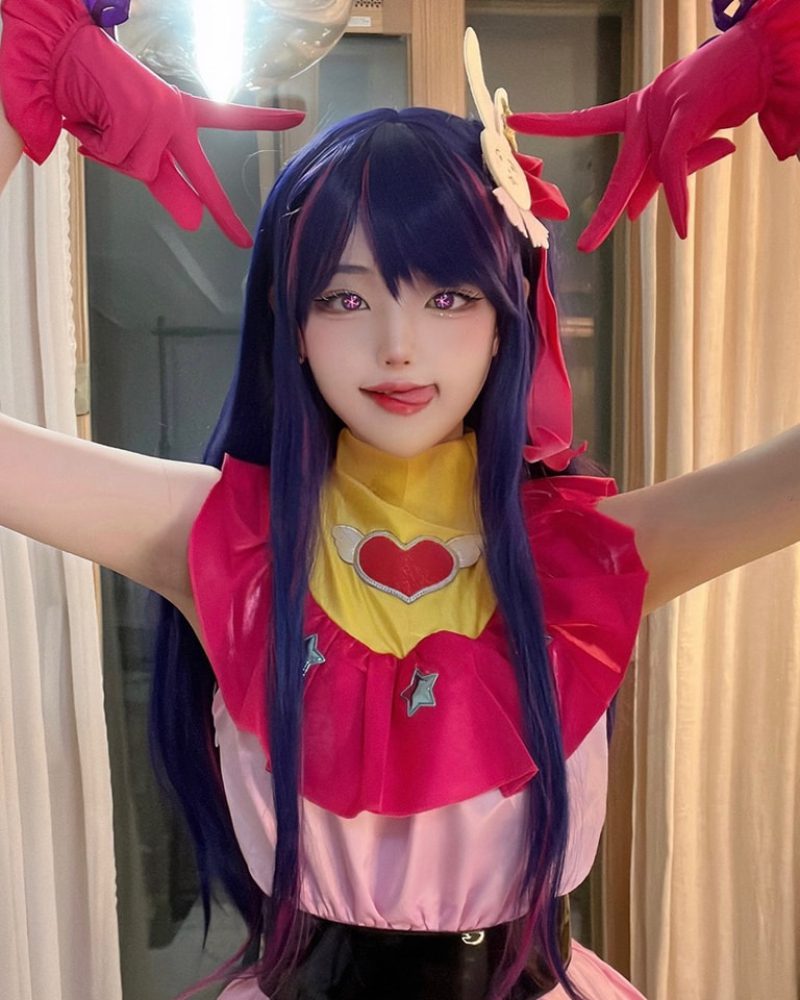 cosplay Ai Hoshino tóc hồng mắt xanh lung linh