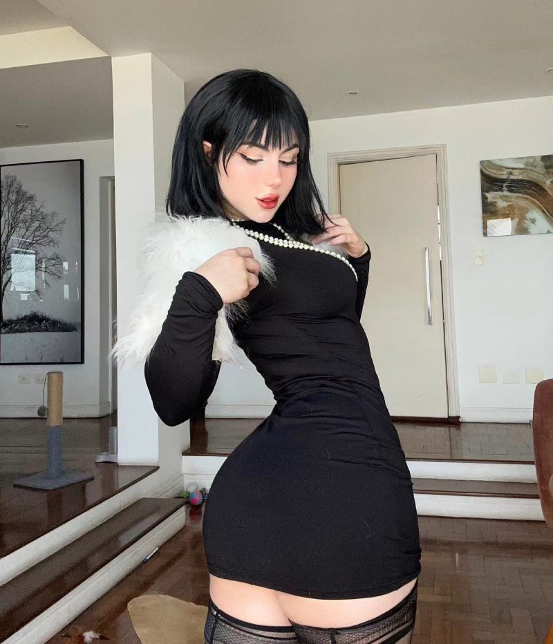girl cosplay fubuki với ánh mắt sắc lạnh