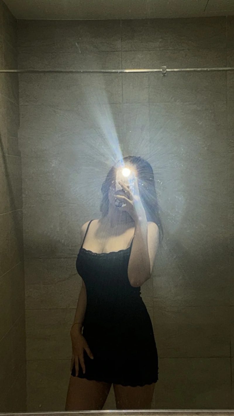 ảnh chụp trước gương che mặt nữ 2