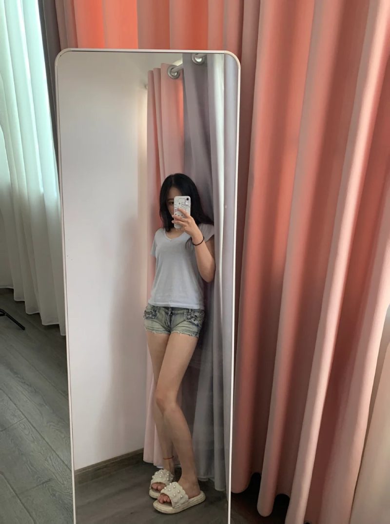 ảnh chụp trước gương che mặt nữ 25