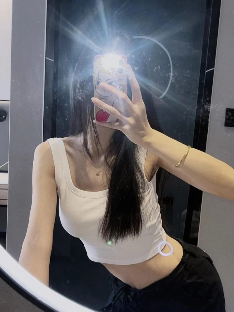 ảnh chụp trước gương che mặt nữ 27