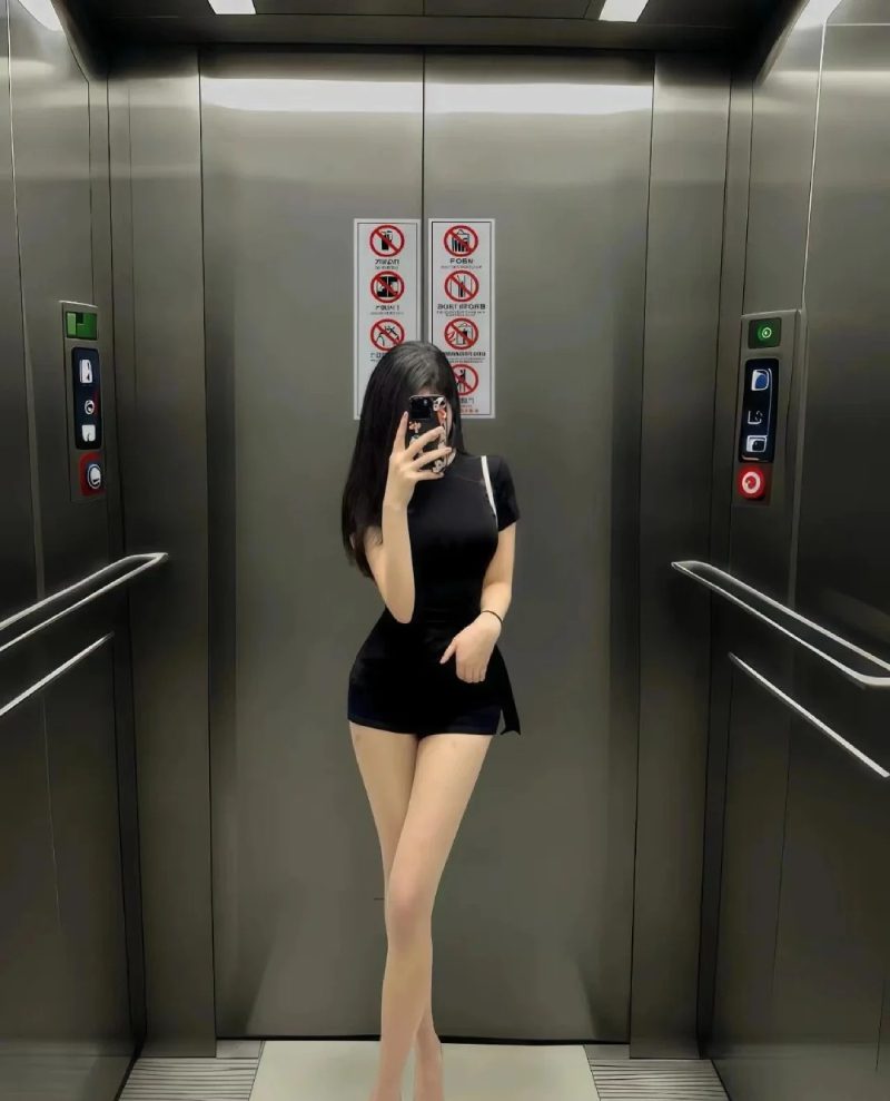 ảnh chụp trước gương che mặt nữ 3