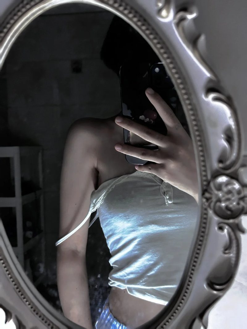 ảnh chụp trước gư32ơng che mặt nữ 