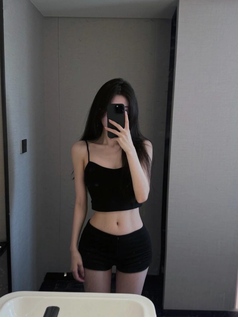 ảnh chụp trước gương che mặt nữ 5