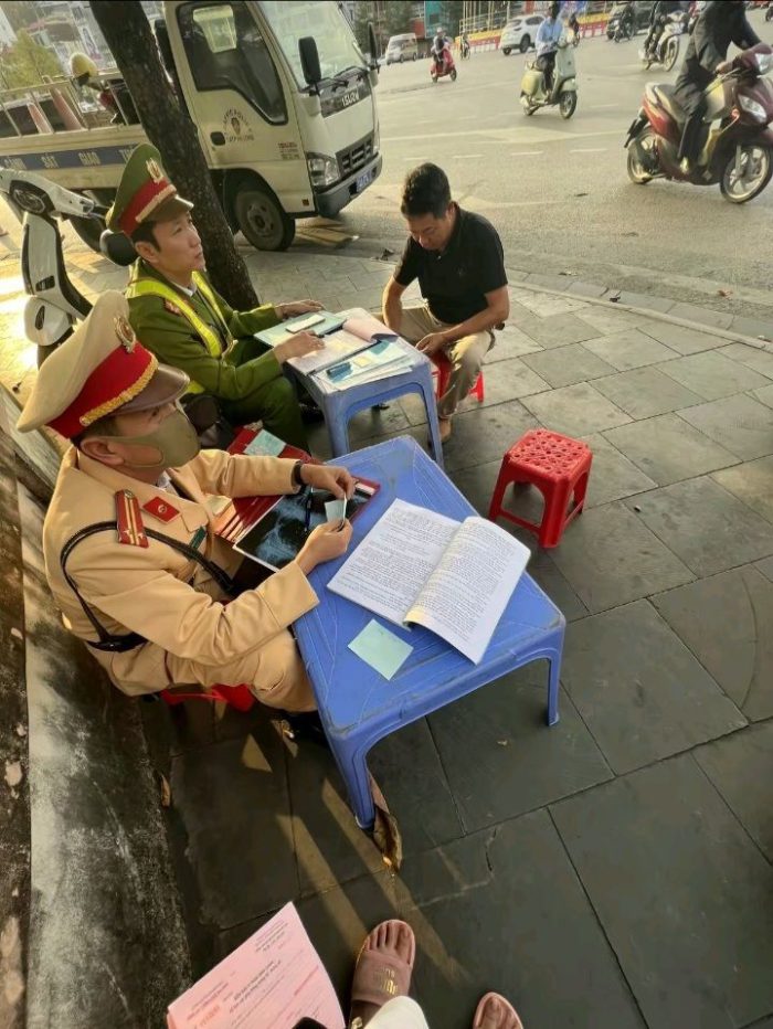 ảnh công an bắt xe 13