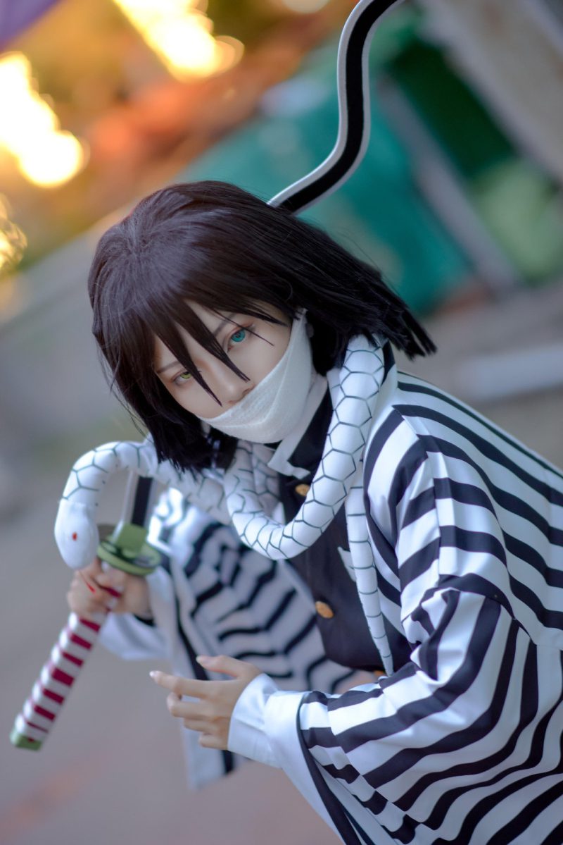 tạo hình cosplay obanai cầm kiếm