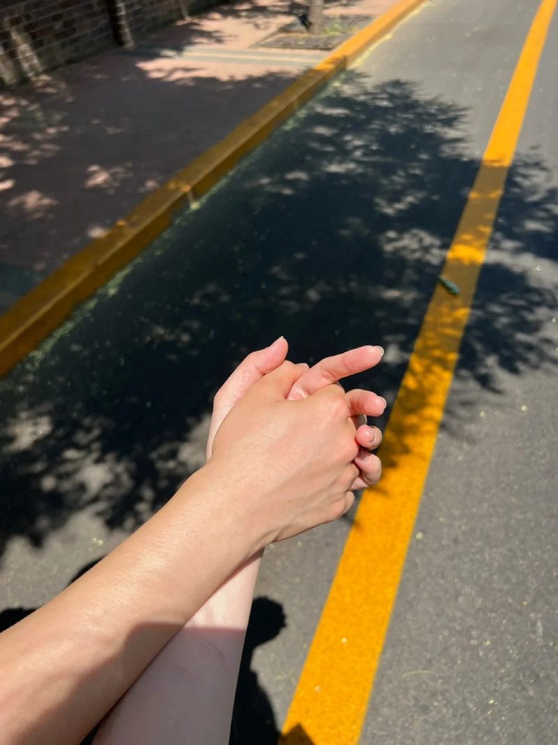 ảnh nắm tay người yêu 11