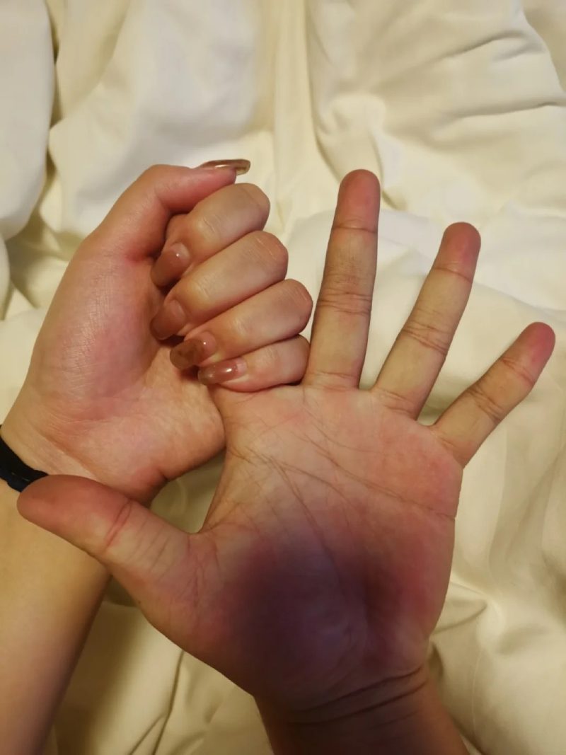 ảnh nắm tay nhau thật 13