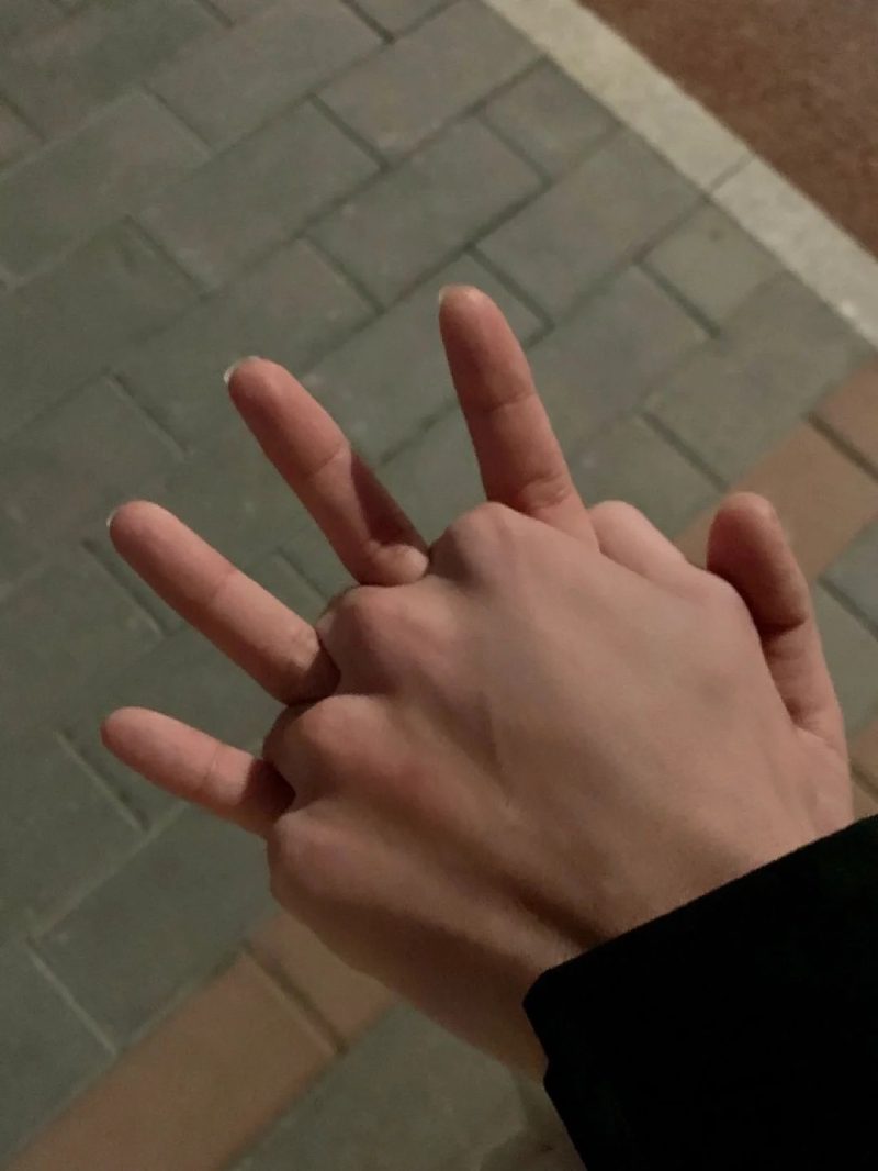 ảnh nắm tay nhau thật 21