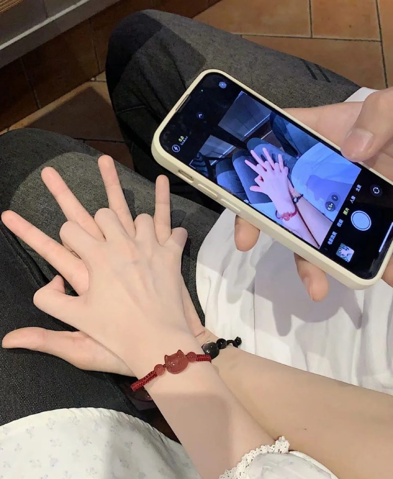 ảnh nắm tay nhau thật 24