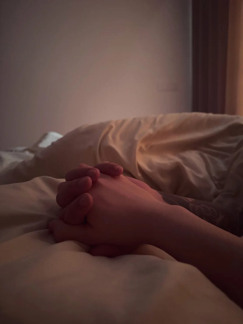 ảnh nắm tay nhau thật 26