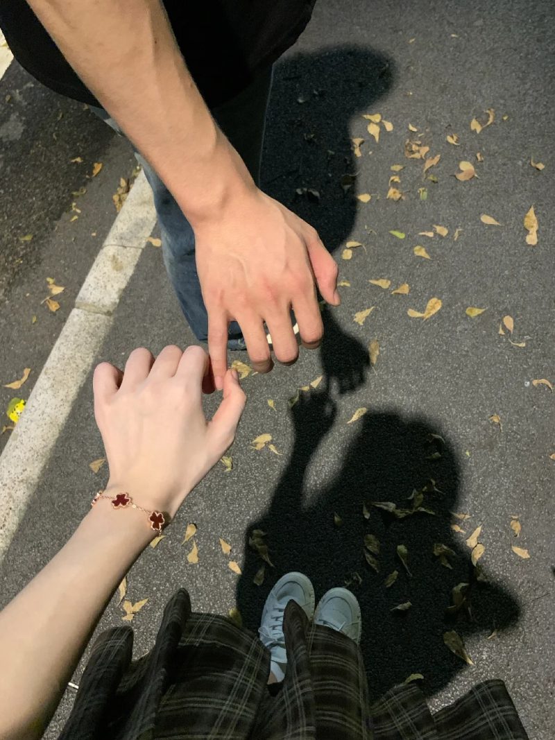 ảnh nắm tay nhau thật 27