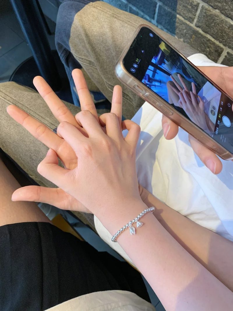 ảnh nắm tay nhau thật 28