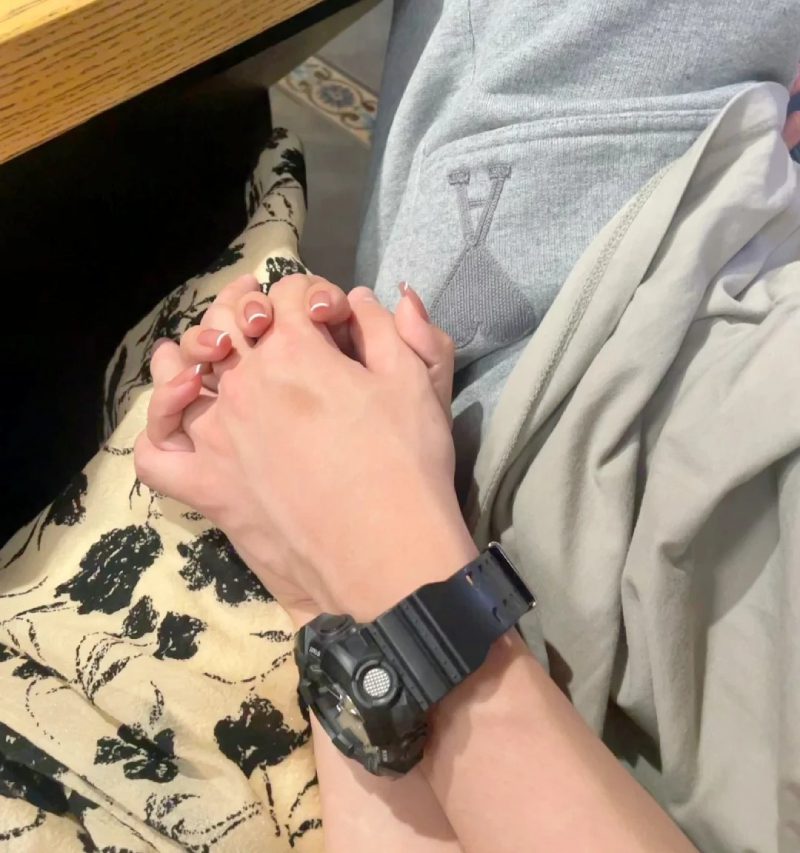 ảnh nắm tay nhau thật 31